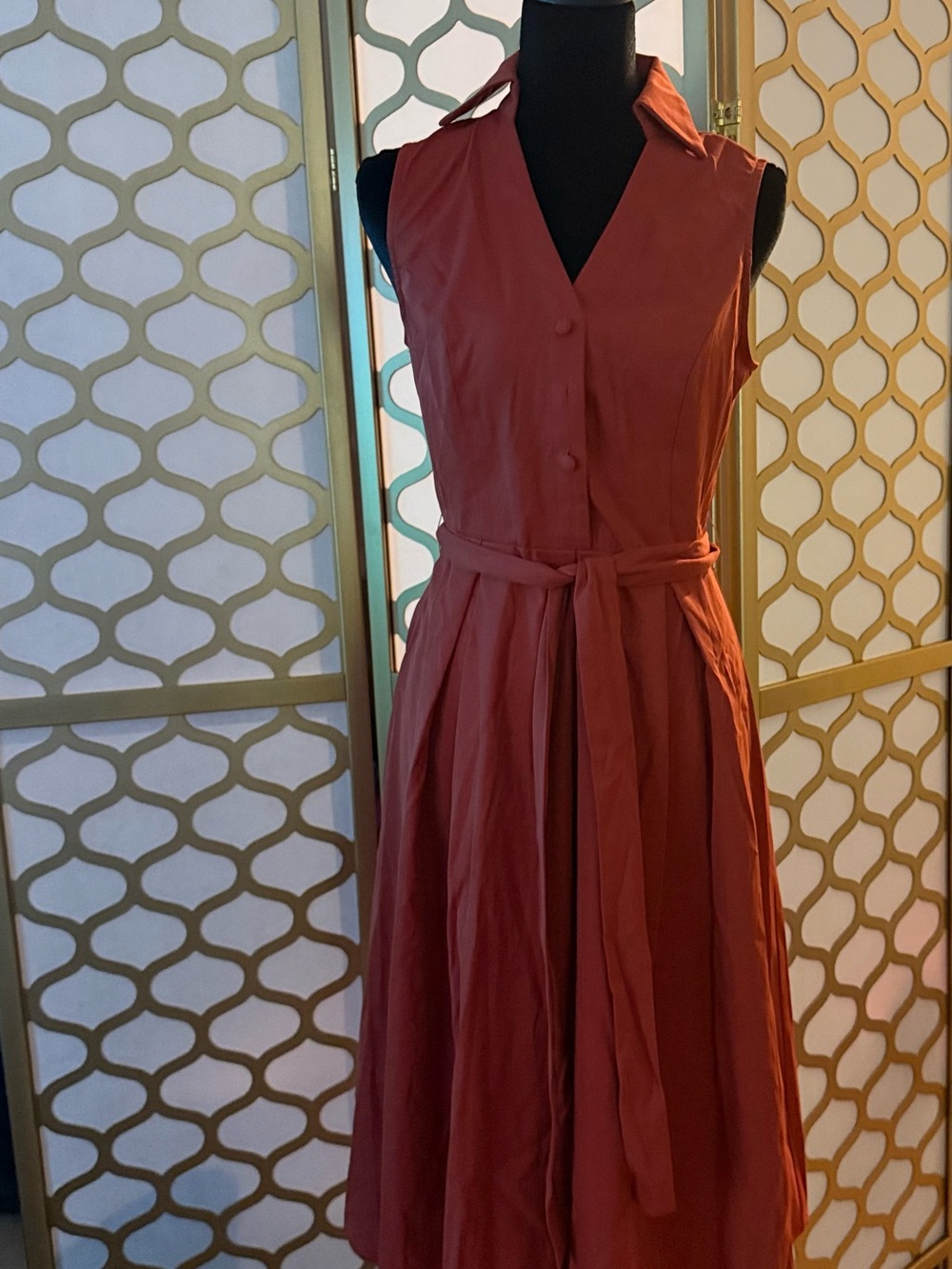 RIHOAS Sleeveless Collared Midi Dress in Rust